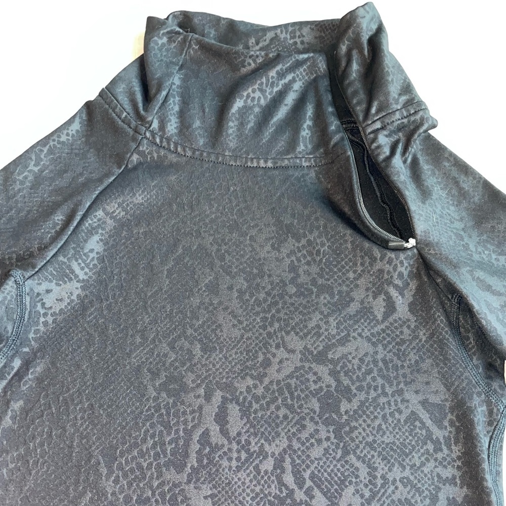 Nike Pro Warm Embossed Heights Vixen
Mock Neck Half Zip Pullover Black Size XS